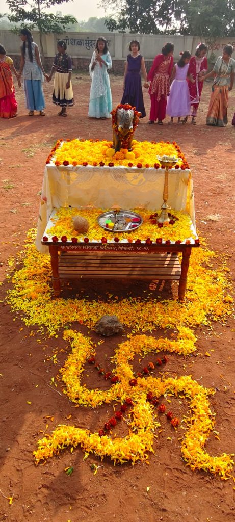 किकवी येथील श्री छत्रपती शिवाजी विद्यालयात भोंडला, गरबा व दांडियाचा उत्साह
